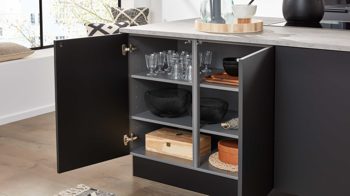 Einbauküche Interliving aus Holz in Schwarz Interliving Küche Serie 3101 mit SIEMENS Einbaugeräten Schwarz & Beton  – zweizeilig