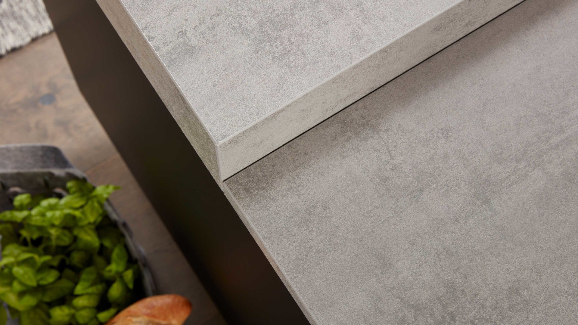 Einbauküche Interliving aus Holz in Schwarz Interliving Küche Serie 3101 mit SIEMENS Einbaugeräten Schwarz & Beton  – zweizeilig