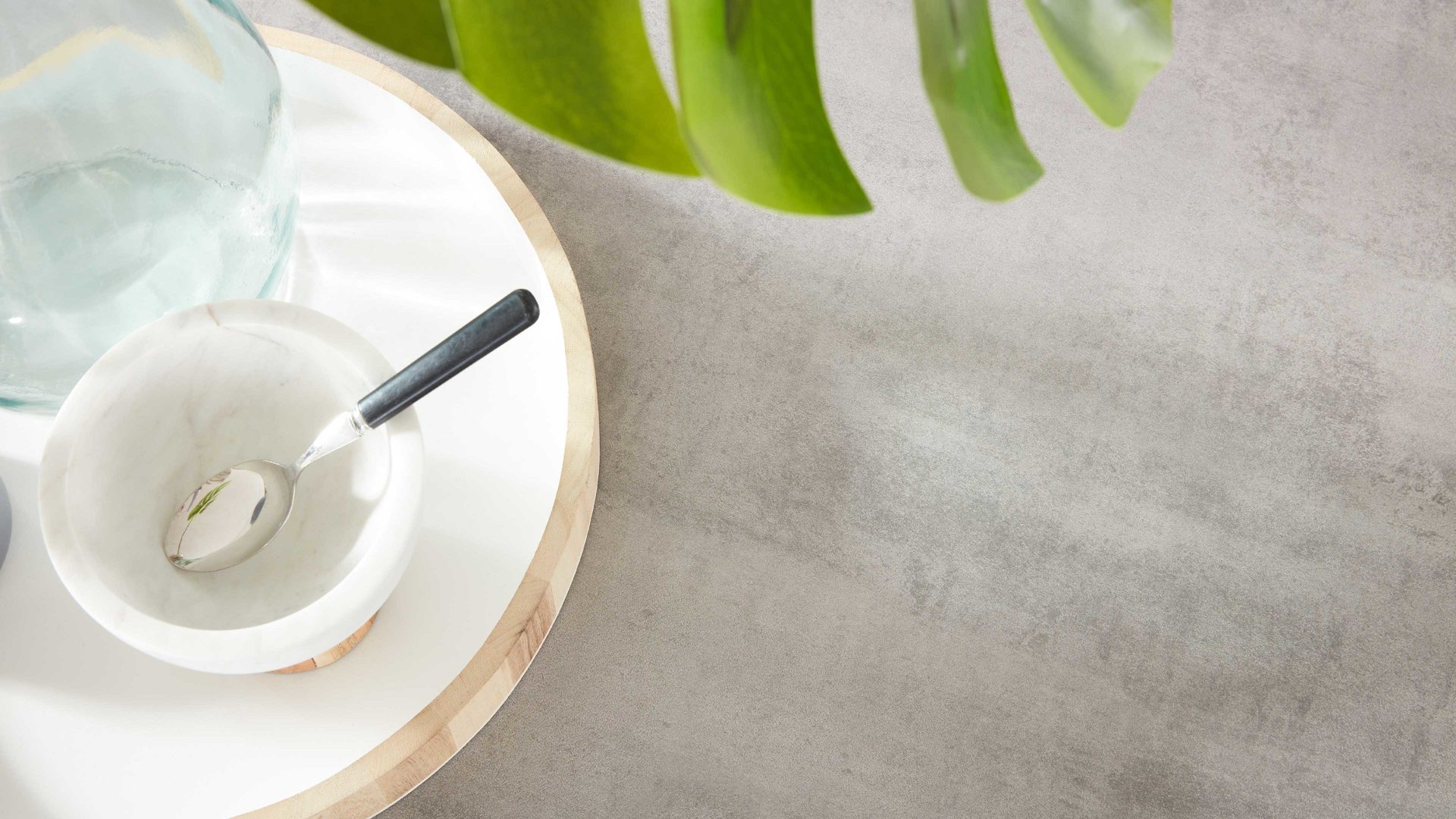 Einbauküche Interliving aus Holz in Schwarz Interliving Küche Serie 3101 mit SIEMENS Einbaugeräten Schwarz & Beton  – zweizeilig