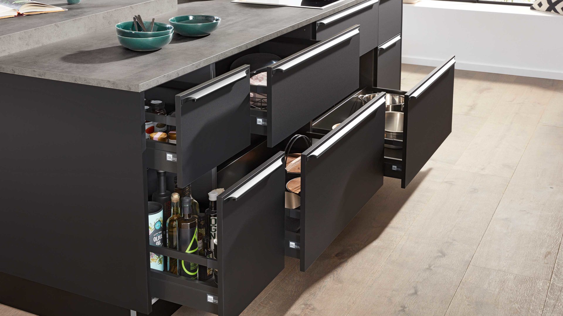 Einbauküche Interliving aus Holz in Schwarz Interliving Küche Serie 3101 mit SIEMENS Einbaugeräten Schwarz & Beton  – zweizeilig