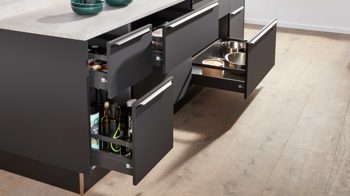 Einbauküche Interliving aus Holz in Schwarz Interliving Küche Serie 3101 mit SIEMENS Einbaugeräten Schwarz & Beton  – zweizeilig