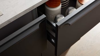 Einbauküche Interliving aus Holz in Schwarz Interliving Küche Serie 3101 mit SIEMENS Einbaugeräten Schwarz & Beton  – zweizeilig