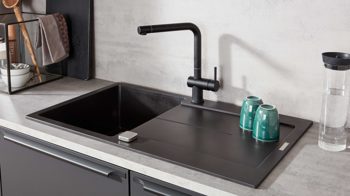 Einbauküche Interliving aus Holz in Schwarz Interliving Küche Serie 3101 mit SIEMENS Einbaugeräten Schwarz & Beton  – zweizeilig