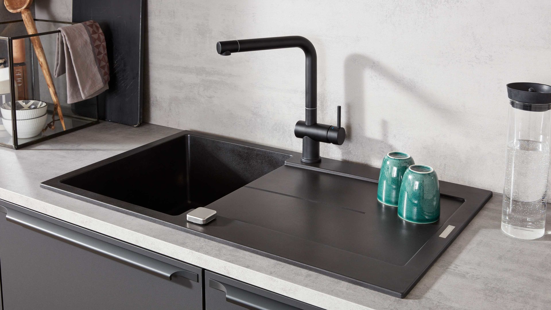 Einbauküche Interliving aus Holz in Schwarz Interliving Küche Serie 3047 mit SIEMENS Einbaugeräten Schwarz & Beton  – zweizeilig