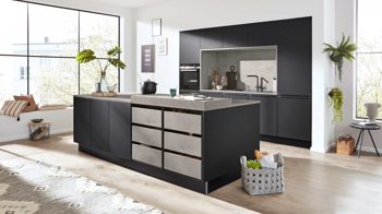 Einbauküche Interliving aus Holz in Schwarz Interliving Küche Serie 3047 mit SIEMENS Einbaugeräten Schwarz & Beton  – zweizeilig