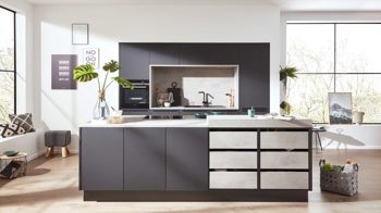 Einbauküche Interliving aus Holz in Schwarz Interliving Küche Serie 3047 mit SIEMENS Einbaugeräten Schwarz & Beton  – zweizeilig