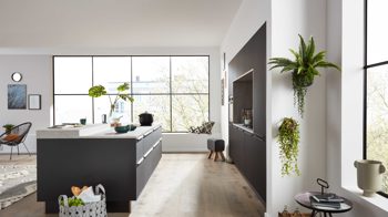 Einbauküche Interliving aus Holz in Schwarz Interliving Küche Serie 3101 mit SIEMENS Einbaugeräten Schwarz & Beton  – zweizeilig