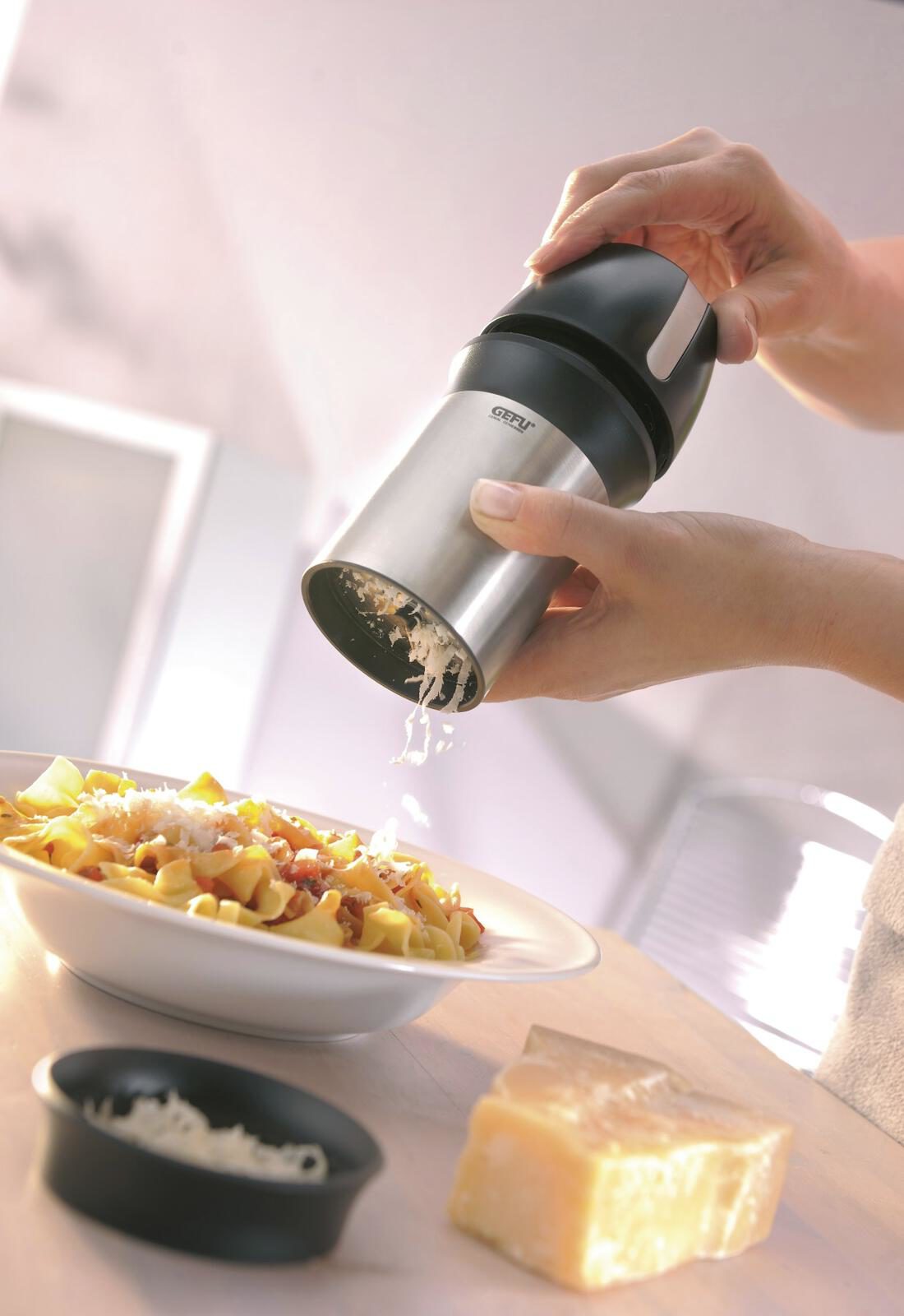 Küchenhelfer Gefu aus Kunststoff in Silber Schwarz GEFU Käsereibe aus hochwertigem Edelstahl & Kunststoff