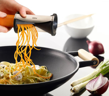 Küchenhelfer Gefu aus Kunststoff in Silber Schwarz GEFU Spiralschneider SPIRELLI® inkl. Reinigungsbürste - aus hochwertigem Edelstahl, Kunststoff & japanischen Klingenstahl