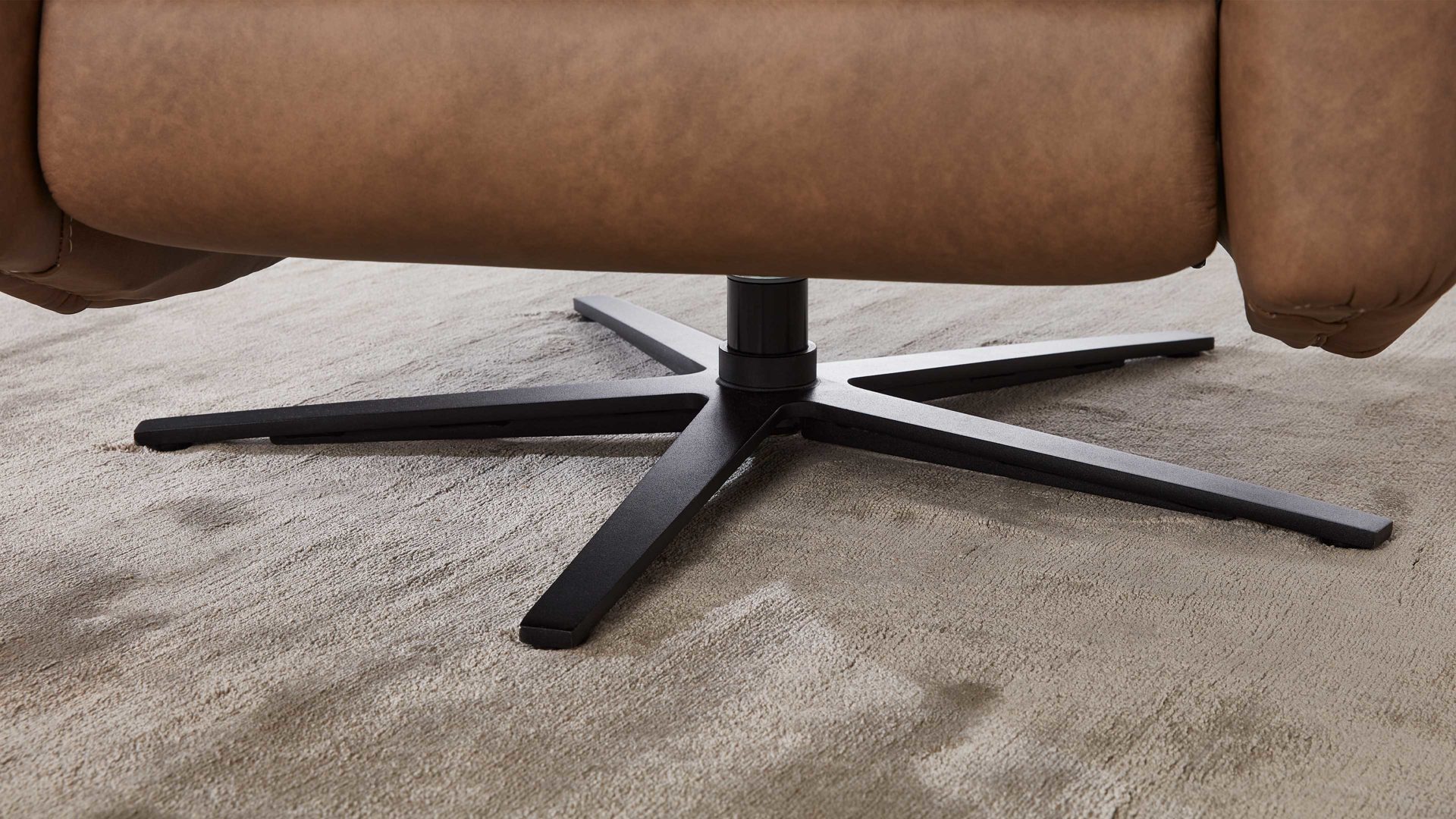 Relaxsessel comfortmaster besser sitzen, liegen, leben aus Leder in Hellbraun Comfortmaster 7180 - Relaxsessel 24E44 motorisch - wüstenfarbenes LongLife-Leder & anthrazitfarbener Sternfuß