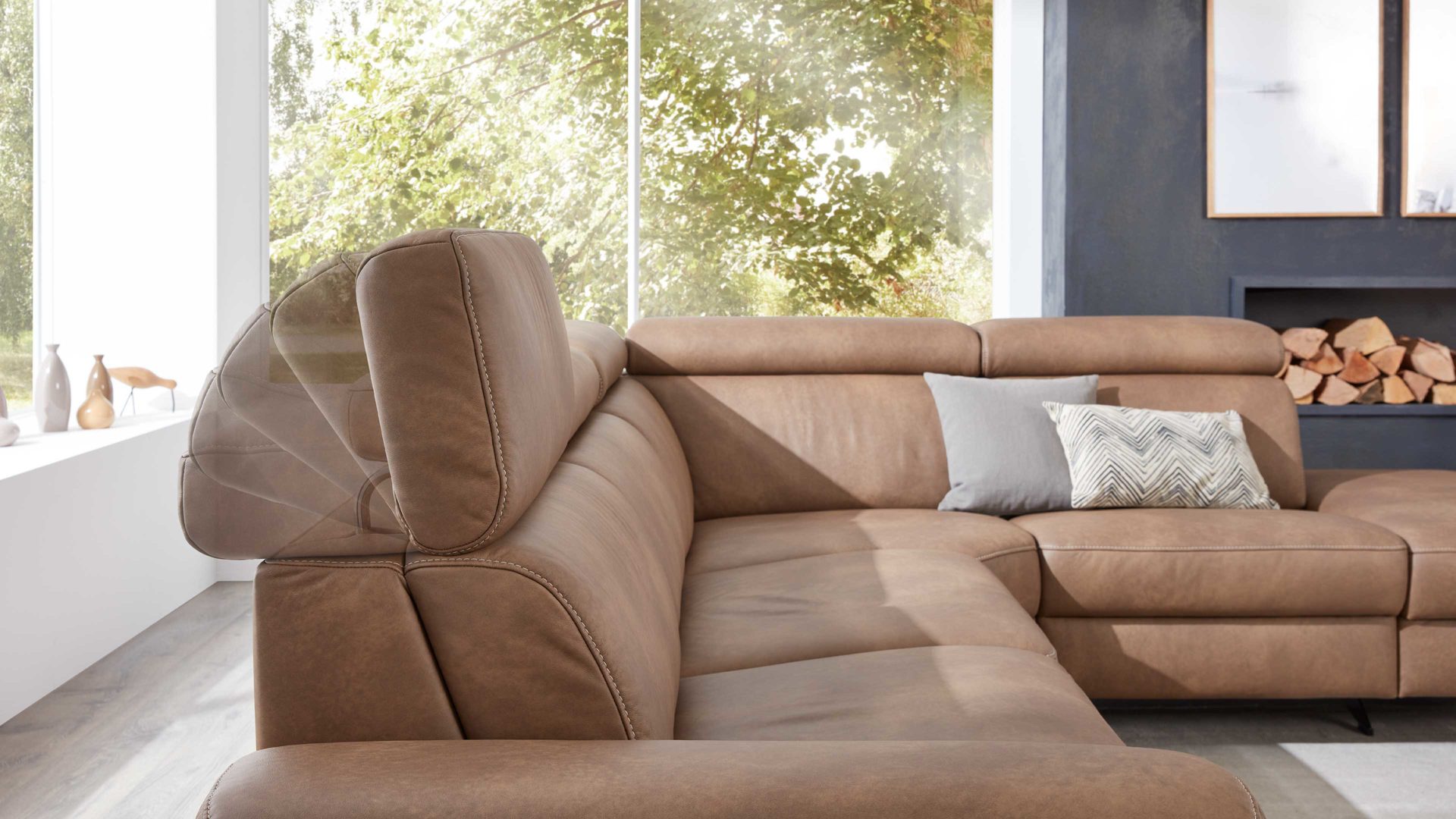 Ecksofa comfortmaster besser sitzen, liegen, leben aus Leder in Hellbraun Comfortmaster 1180 Spektra - Ecksofa mit Wall-Free wüstenfarbenes LongLife-Leder - Stellfläche ca. 280 x 239 cm