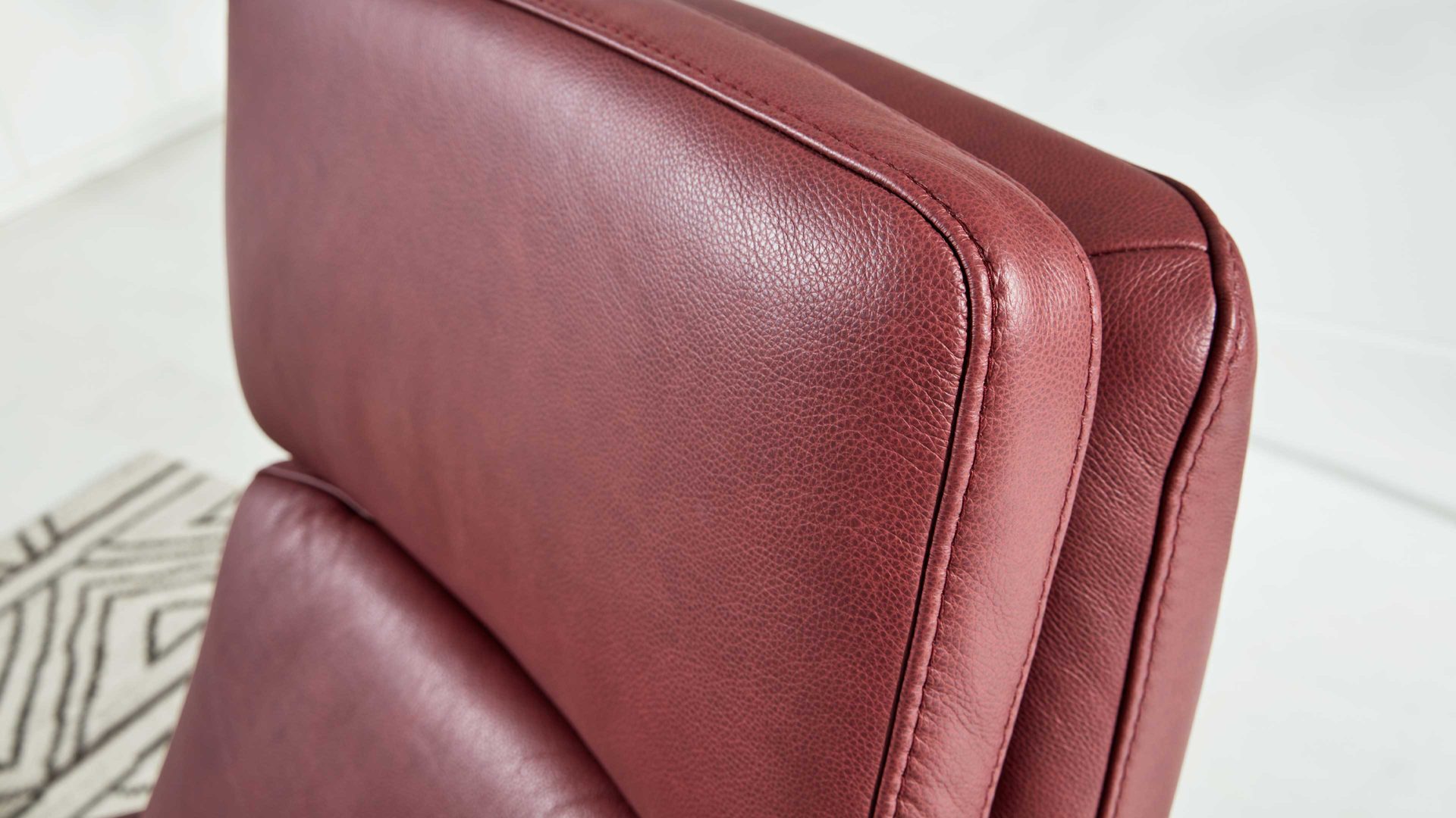 Relaxsessel Interliving aus Leder in Dunkelrot Interliving Sessel Serie 4541 – Relaxsessel F motorisch - barolofarbenes LongLife-Leder Rodeo & Sternfuß V4S