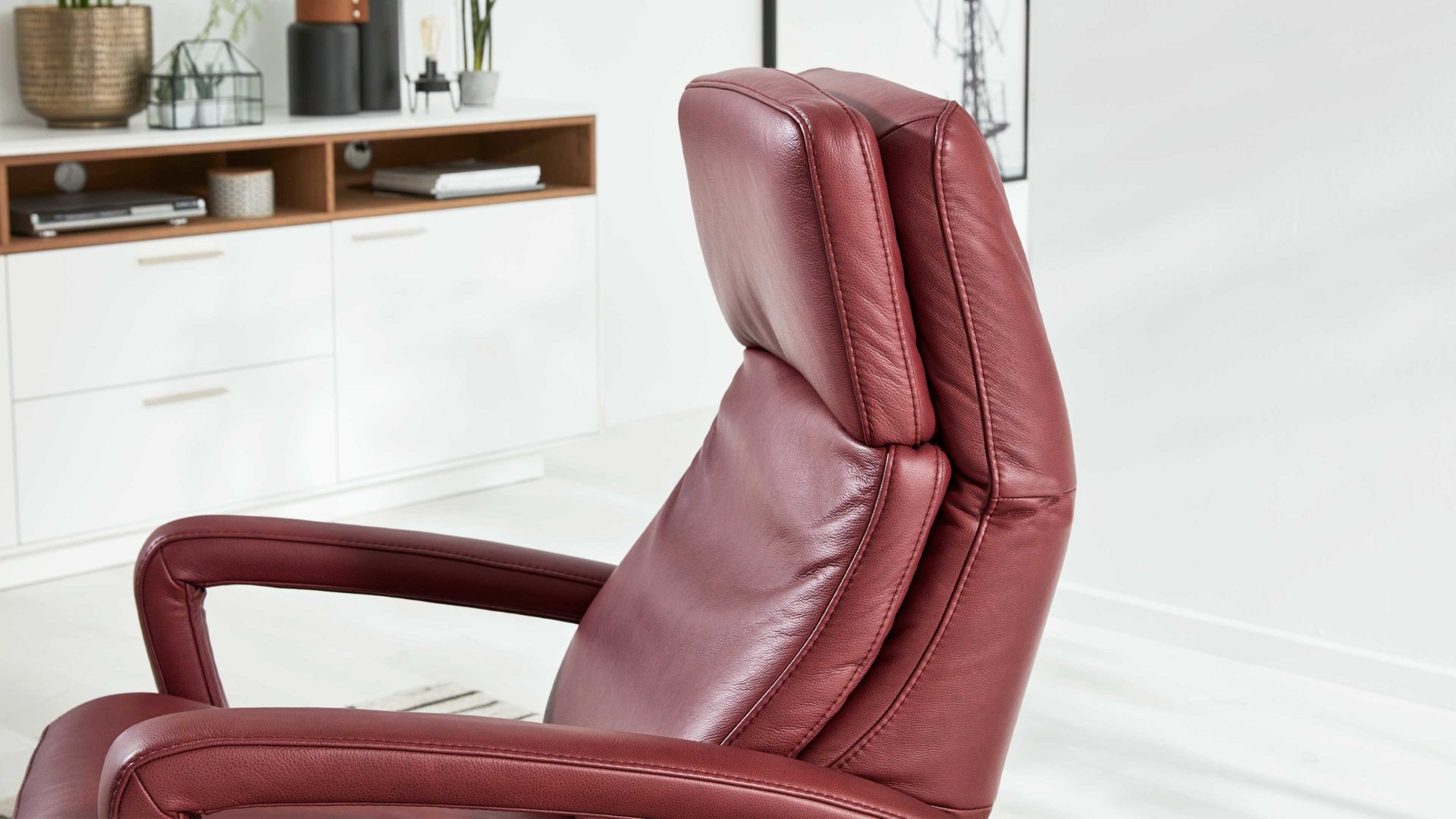 Relaxsessel Interliving aus Leder in Dunkelrot Interliving Sessel Serie 4541 – Relaxsessel F motorisch - barolofarbenes LongLife-Leder Rodeo & Sternfuß V4S