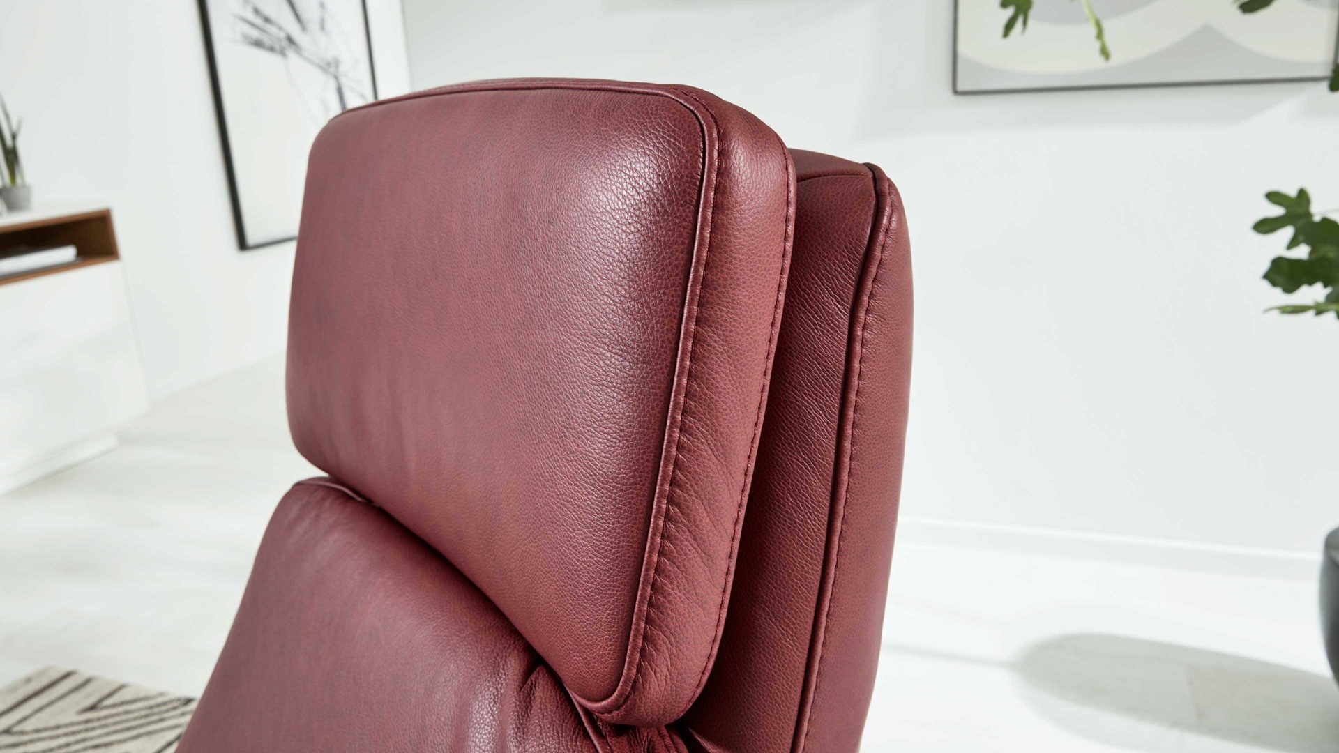 Relaxsessel Interliving aus Leder in Dunkelrot Interliving Sessel Serie 4541 – Relaxsessel motorisch - barolofarbenes LongLife-Leder Rodeo & Sternfuß V4S