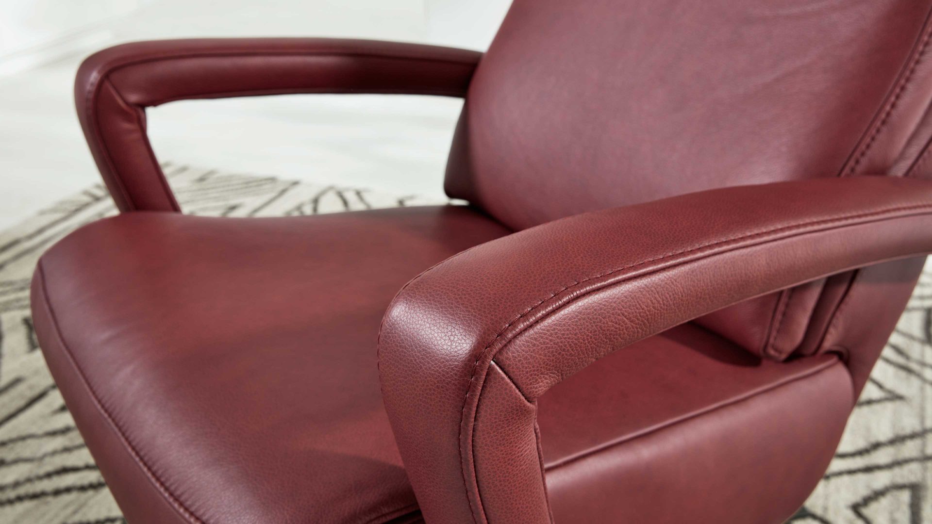Relaxsessel Interliving aus Leder in Dunkelrot Interliving Sessel Serie 4541 – Relaxsessel C manuell - barolofarbenes LongLife-Leder Rodeo & Sternfuß V4S