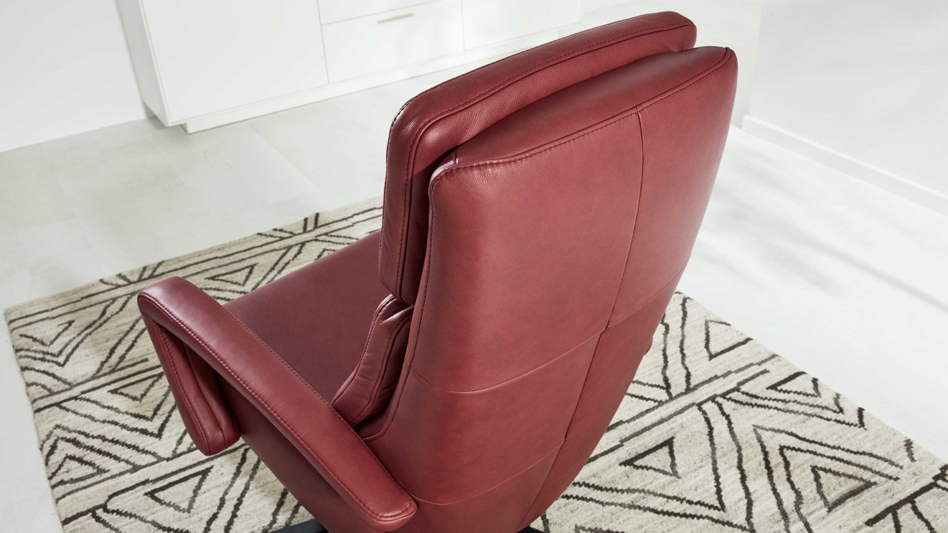 Relaxsessel Interliving aus Leder in Dunkelrot Interliving Sessel Serie 4541 – Relaxsessel motorisch - barolofarbenes LongLife-Leder Rodeo & Sternfuß V4S