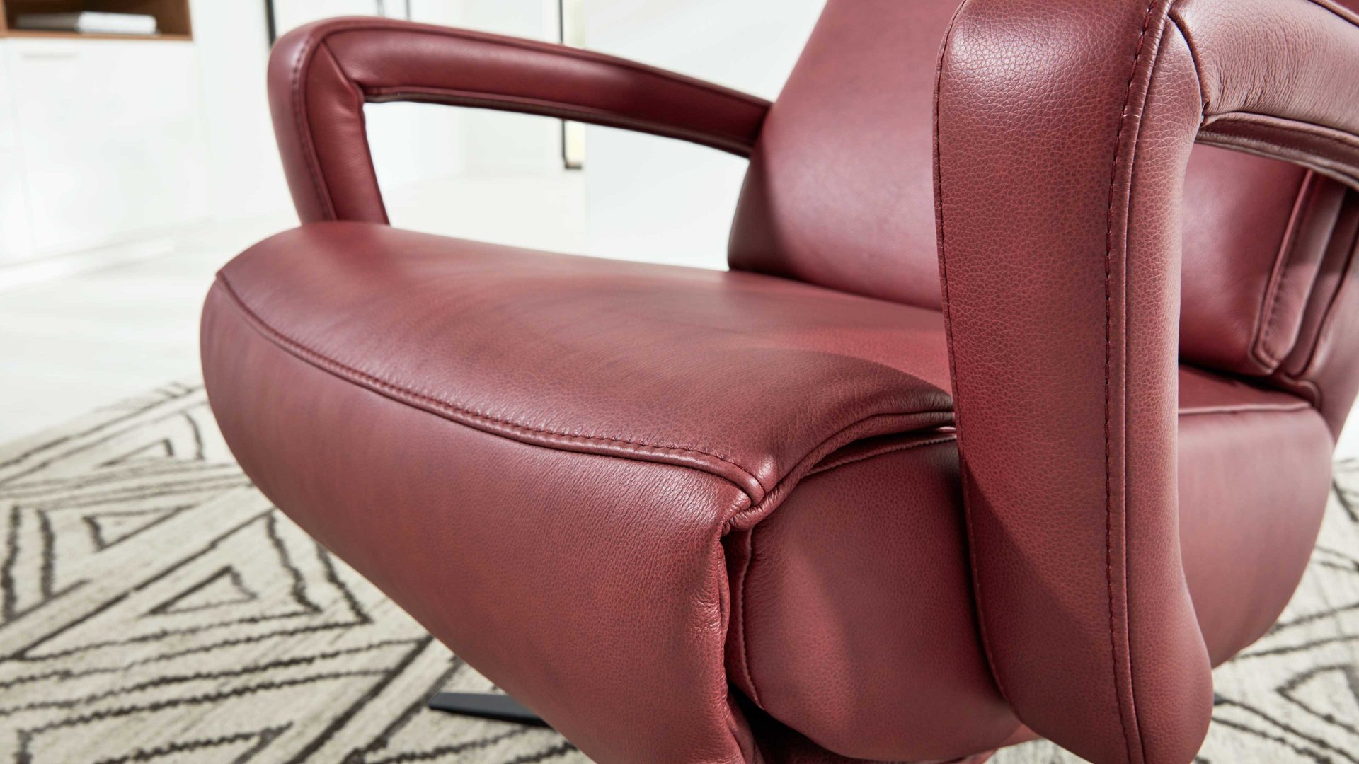 Relaxsessel Interliving aus Leder in Dunkelrot Interliving Sessel Serie 4541 – Relaxsessel C manuell - barolofarbenes LongLife-Leder Rodeo & Sternfuß V4S