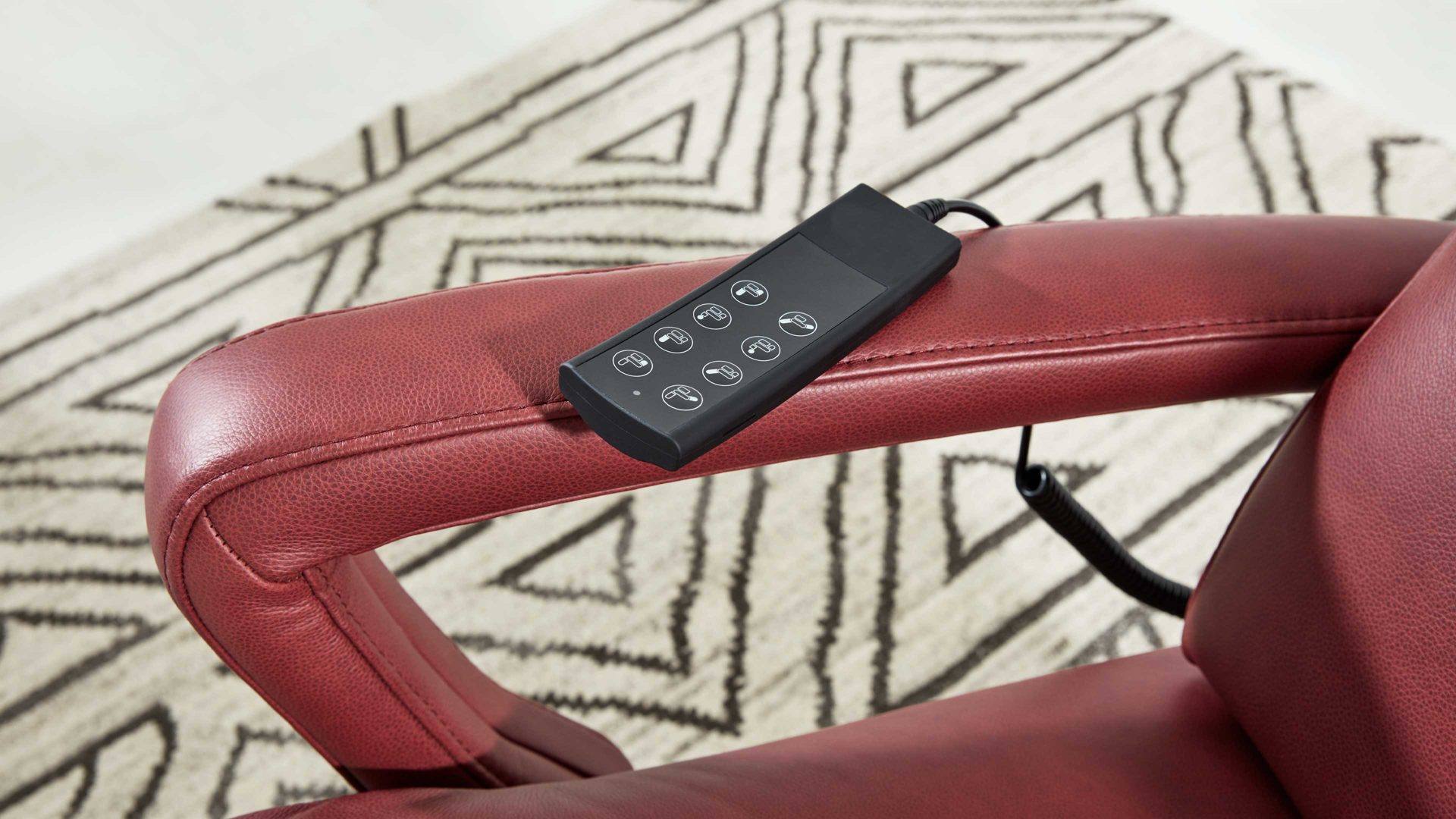 Relaxsessel Interliving aus Leder in Dunkelrot Interliving Sessel Serie 4541 – Relaxsessel motorisch - barolofarbenes LongLife-Leder Rodeo & Sternfuß V4S