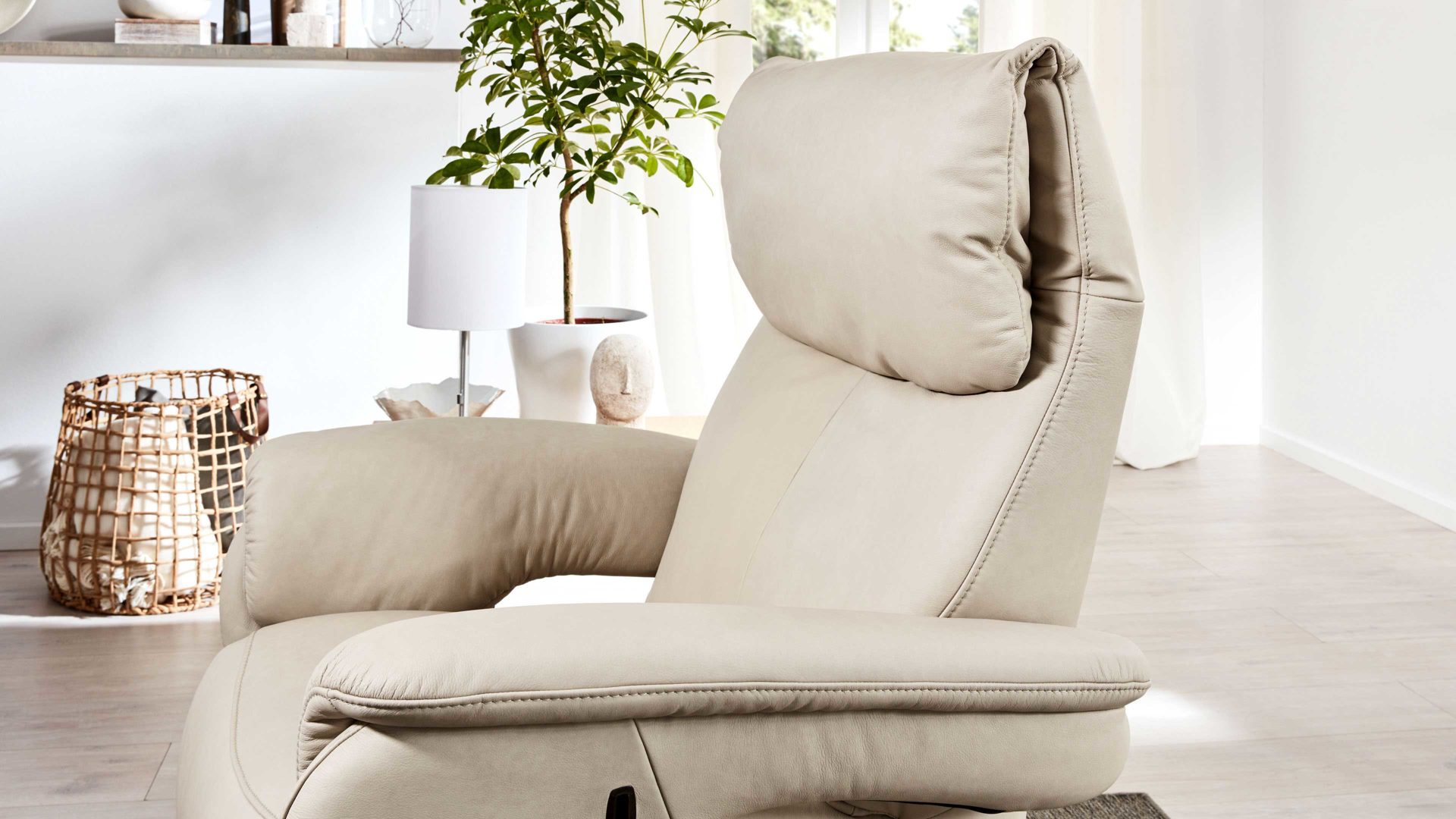 Relaxsessel comfortmaster besser sitzen, liegen, leben aus Leder in Weiß Comfortmaster 7304 - Easy-Swing-Sessel 31N nebelfarbenes LongLife-Leder Rustika & edelstahlfarbener Tellerfuß