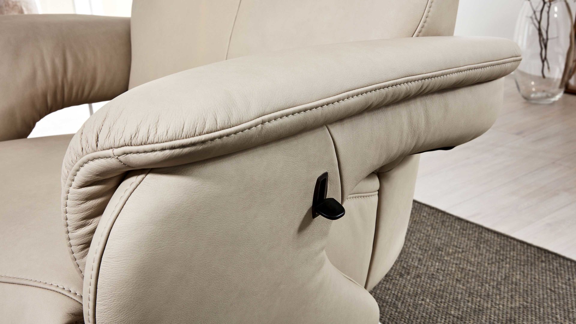 Relaxsessel comfortmaster besser sitzen, liegen, leben aus Leder in Weiß Comfortmaster 7304 - Easy-Swing-Sessel 31N nebelfarbenes LongLife-Leder Rustika & edelstahlfarbener Tellerfuß