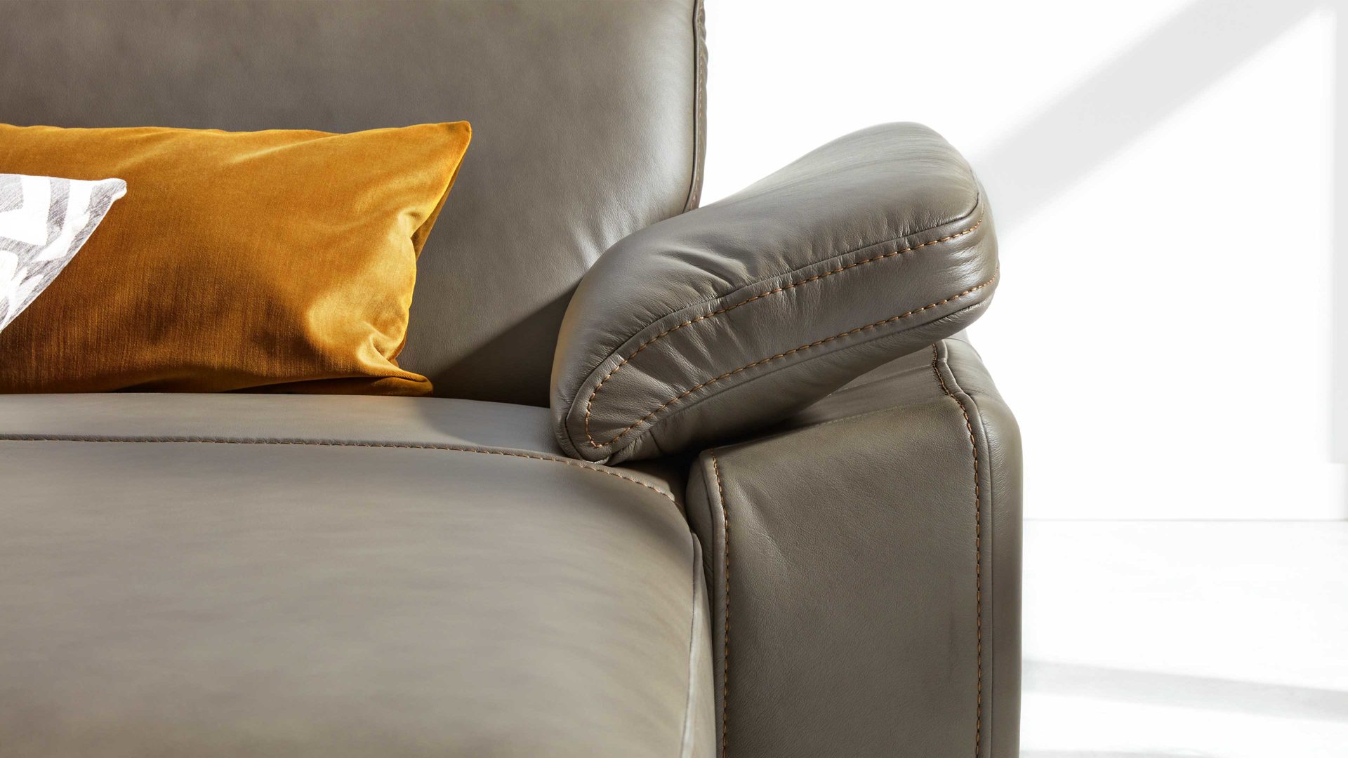 Funktion Interliving aus Metall in Transparent Interliving Sofa Serie 4054 – Armlehnverstellung manuelle Verstellung