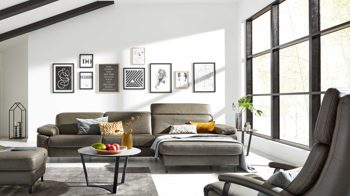 Ecksofa Interliving aus Leder in Grau Interliving Sofa Serie 4054 – Ecksofa steingrauer LongLife-Leder Vivre & schwarze Metallfüße – Stellfläche ca. 347 x 176 cm