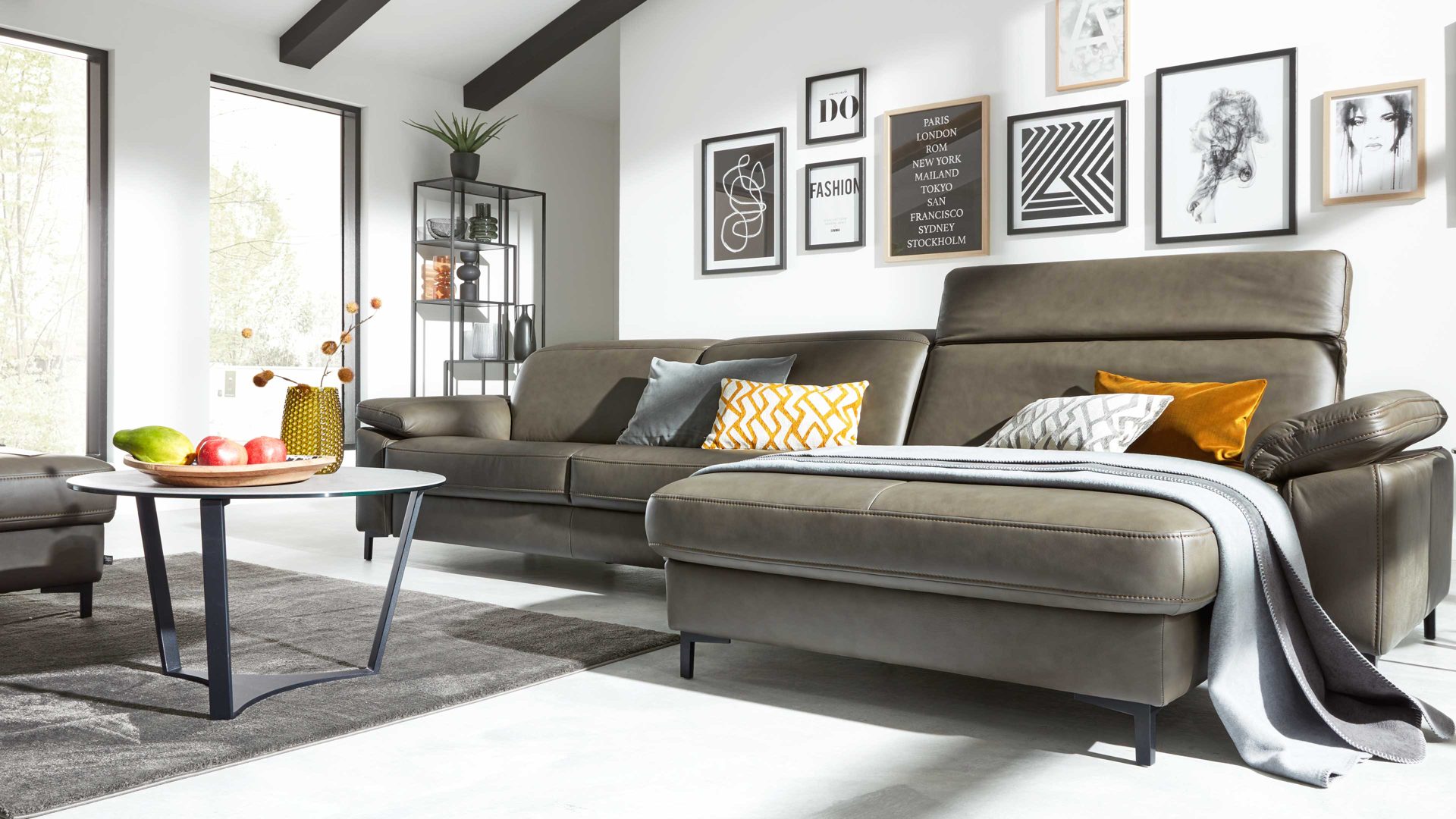 Ecksofa Interliving aus Leder in Grau Interliving Sofa Serie 4054 – Ecksofa steingrauer LongLife-Leder Vivre & schwarze Metallfüße – Stellfläche ca. 176 x 347 cm