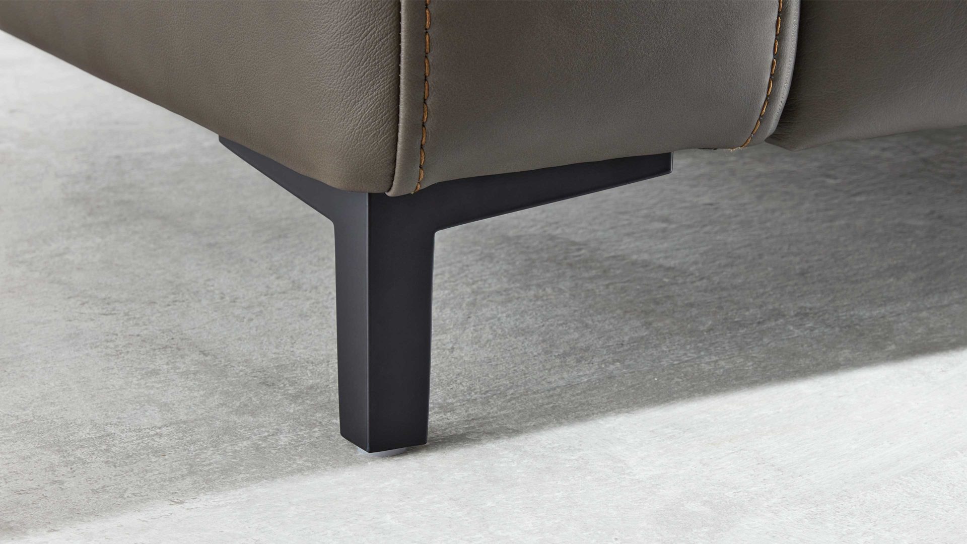 Ecksofa Interliving aus Leder in Grau Interliving Sofa Serie 4054 – Ecksofa steingrauer LongLife-Leder Vivre & schwarze Metallfüße – Stellfläche ca. 176 x 347 cm