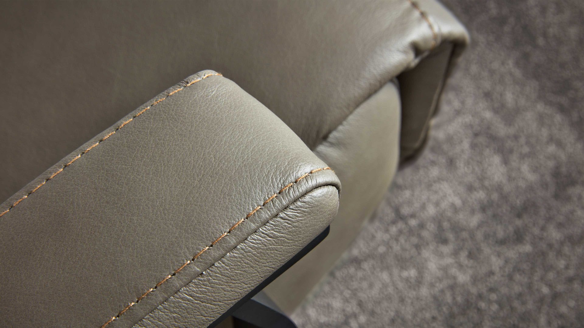 Relaxsessel Interliving aus Leder in Grau Interliving Sessel Serie 4541 – Relaxsessel F motorisch - steingraues LongLife-Leder Vivre & Sternfuß V4S