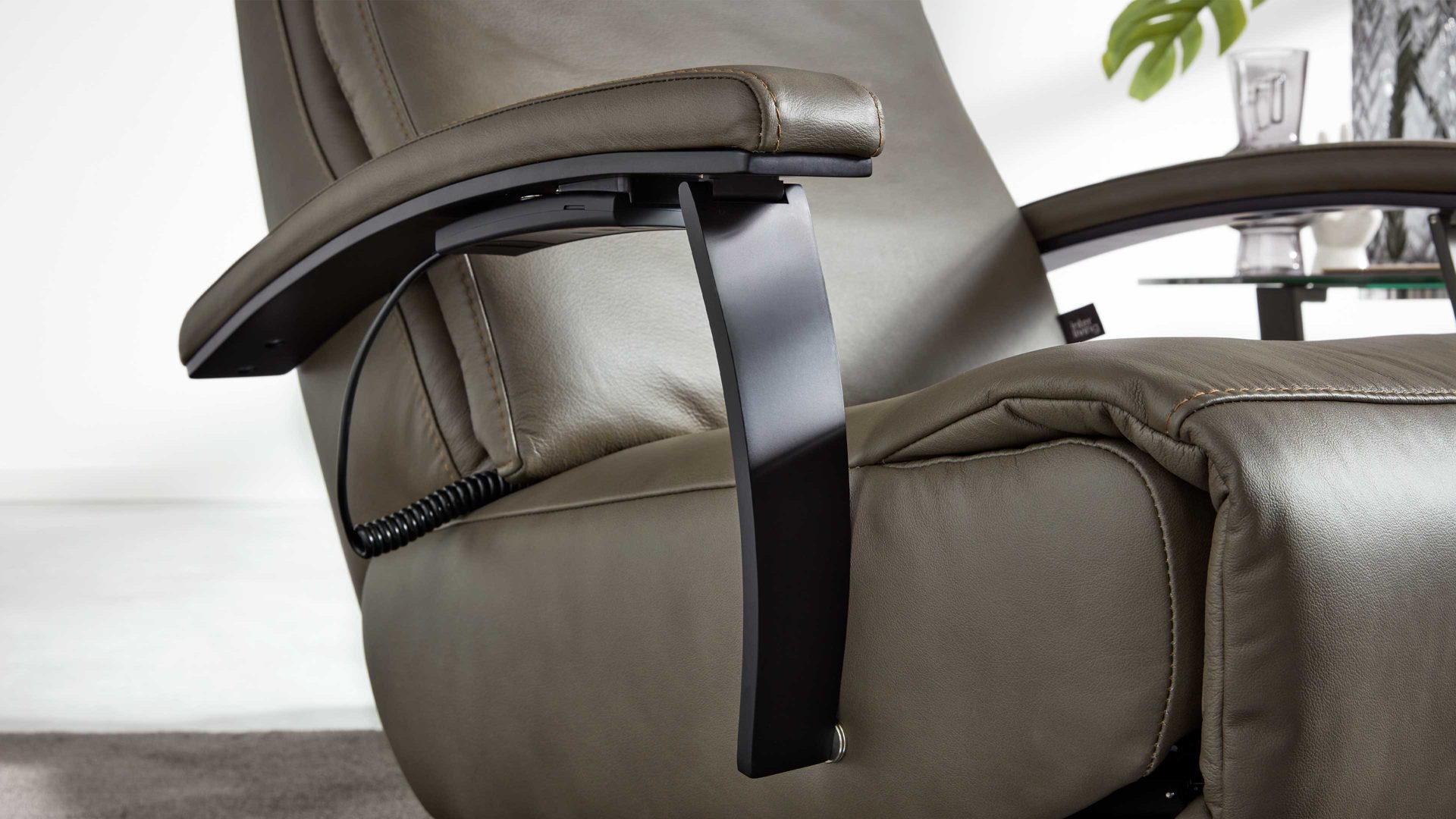 Relaxsessel Interliving aus Leder in Grau Interliving Sessel Serie 4541 – Relaxsessel F motorisch - steingraues LongLife-Leder Vivre & Sternfuß V4S