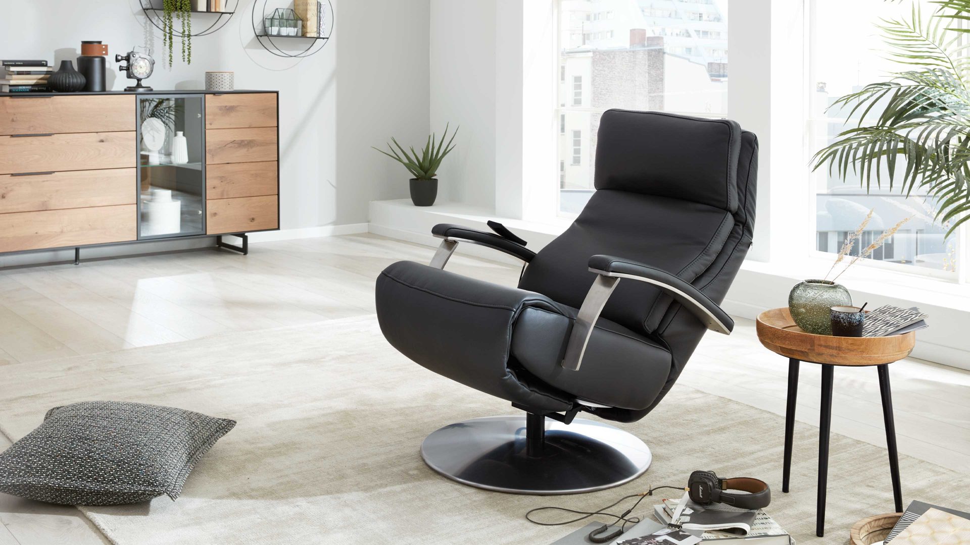 Relaxsessel Interliving aus Leder in Anthrazit Interliving Sessel Serie 4541 – Relaxsessel F motorisch - anthrazitfarbenes LongLife-Leder Credo & Tellerfuß V6