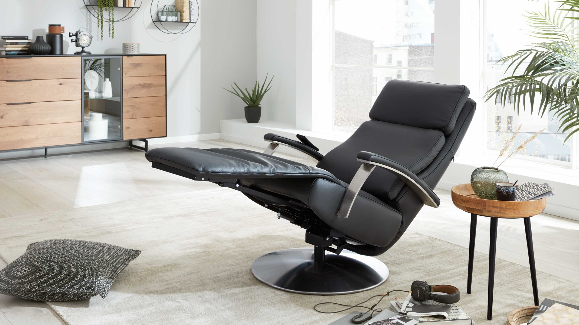 Relaxsessel Interliving aus Leder in Anthrazit Interliving Sessel Serie 4541 – Relaxsessel motorisch - anthrazitfarbenes LongLife-Leder Credo & Tellerfuß V6