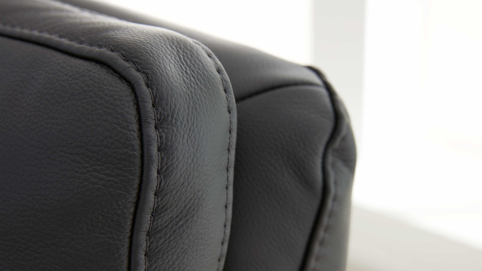 Relaxsessel Interliving aus Leder in Anthrazit Interliving Sofa Serie 4541 – Relaxsessel C manuell - anthrazitfarbenes Leder Credo & Tellerfuß V6