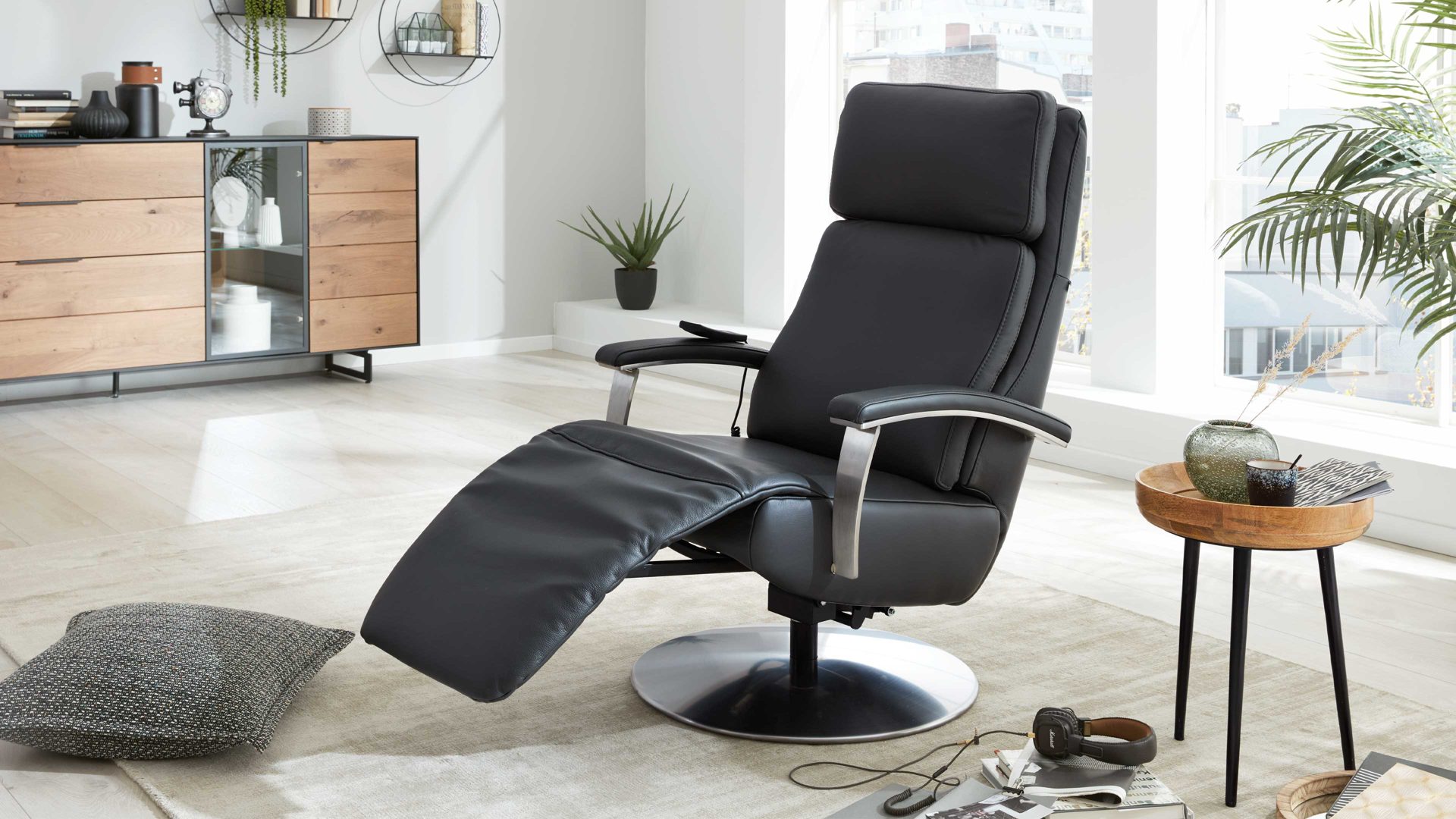 Relaxsessel Interliving aus Leder in Anthrazit Interliving Sessel Serie 4541 – Relaxsessel F motorisch - anthrazitfarbenes LongLife-Leder Credo & Tellerfuß V6