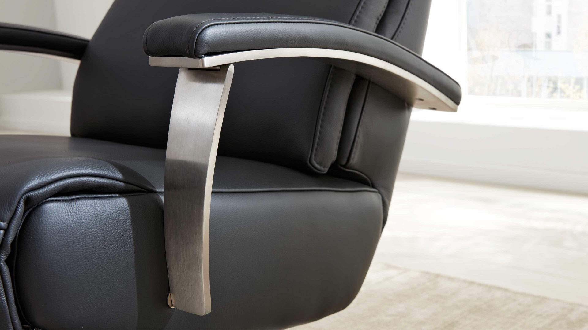 Relaxsessel Interliving aus Leder in Anthrazit Interliving Sessel Serie 4541 – Relaxsessel F motorisch - anthrazitfarbenes LongLife-Leder Credo & Tellerfuß V6