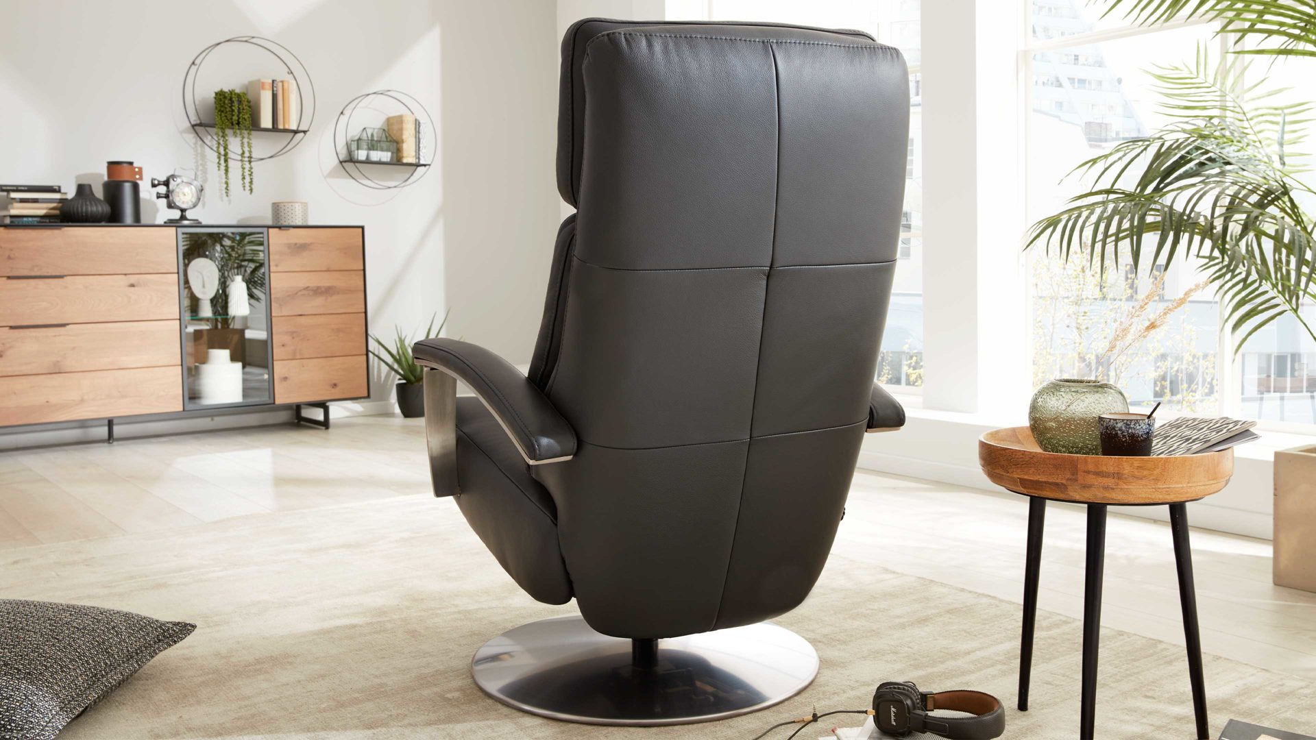 Relaxsessel Interliving aus Leder in Anthrazit Interliving Sessel Serie 4541 – Relaxsessel F motorisch - anthrazitfarbenes LongLife-Leder Credo & Tellerfuß V6