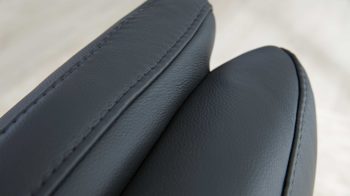 Relaxsessel Interliving aus Leder in Anthrazit Interliving Sessel Serie 4541 – Relaxsessel motorisch - anthrazitfarbenes LongLife-Leder Credo & Tellerfuß V6