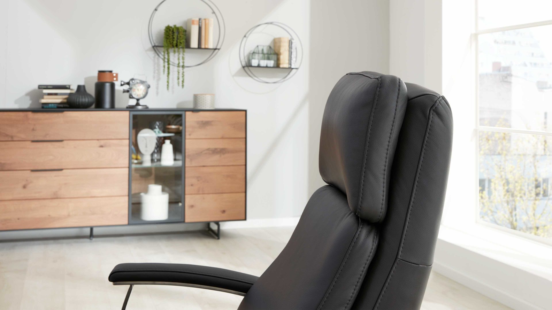 Relaxsessel Interliving aus Leder in Anthrazit Interliving Sessel Serie 4541 – Relaxsessel F motorisch - anthrazitfarbenes LongLife-Leder Credo & Tellerfuß V6