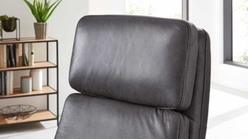 Relaxsessel Interliving aus Leder in Schwarz Interliving Sessel Serie 4541 – Relaxsessel motorisch - anthrazitfarbenes LongLife-Leder Texas & Sternfuß V4S