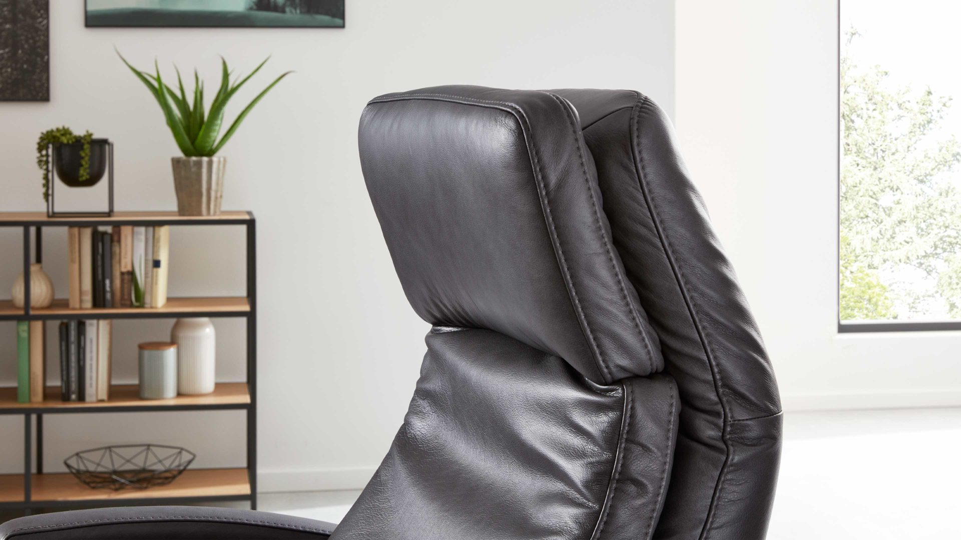 Relaxsessel Interliving aus Leder in Schwarz Interliving Sessel Serie 4541 – Relaxsessel F motorisch - anthrazitfarbenes LongLife-Leder Texas & Sternfuß V4S