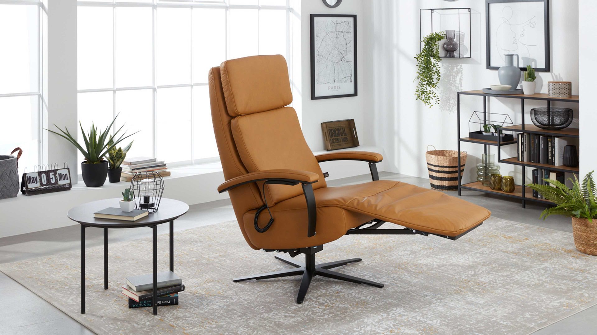 Relaxsessel Interliving aus Leder in Orange Interliving Sessel Serie 4541 – Relaxsessel motorisch - kurkumafarbenes LongLife-Leder Vivre & Sternfuß V4S