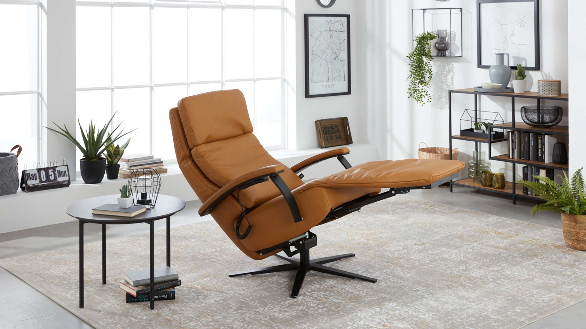 Relaxsessel Interliving aus Leder in Orange Interliving Sessel Serie 4541 – Relaxsessel F motorisch - kurkumafarbenes LongLife-Leder Vivre & Sternfuß V4S