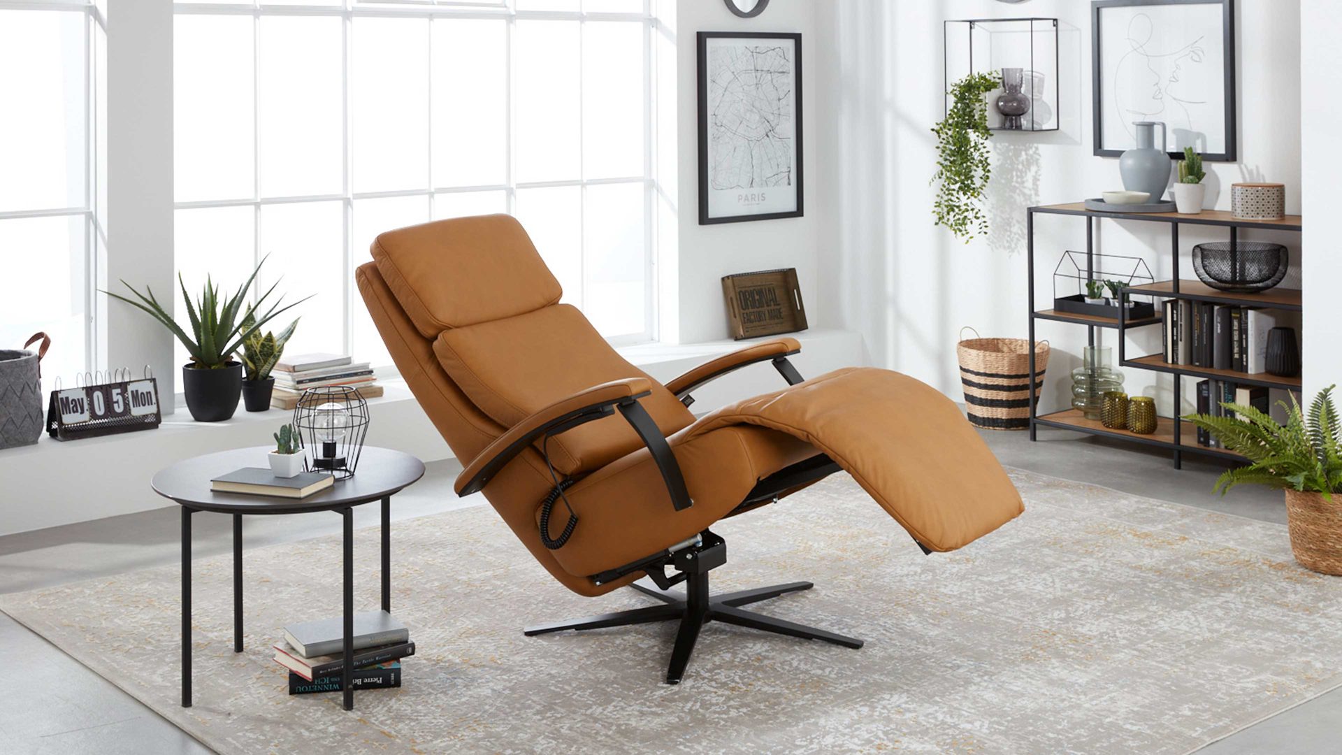 Relaxsessel Interliving aus Leder in Orange Interliving Sessel Serie 4541 – Relaxsessel F motorisch - kurkumafarbenes LongLife-Leder Vivre & Sternfuß V4S