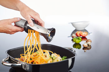 Küchenhelfer Gefu aus Kunststoff in Silber Schwarz GEFU Spiralschneider SPIRELLI® 2.0 inkl. Reinigungsbürste & Schäler