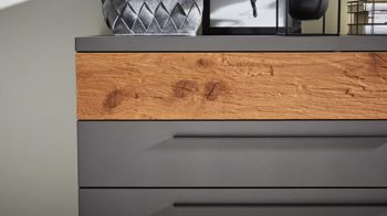 Schubladenkommode Interliving aus Holz in Dunkelgrau Interliving Schlafzimmer Serie 1025 – Schubladenkommode Graphit & Balkeneiche gehackt - vier Schubladen