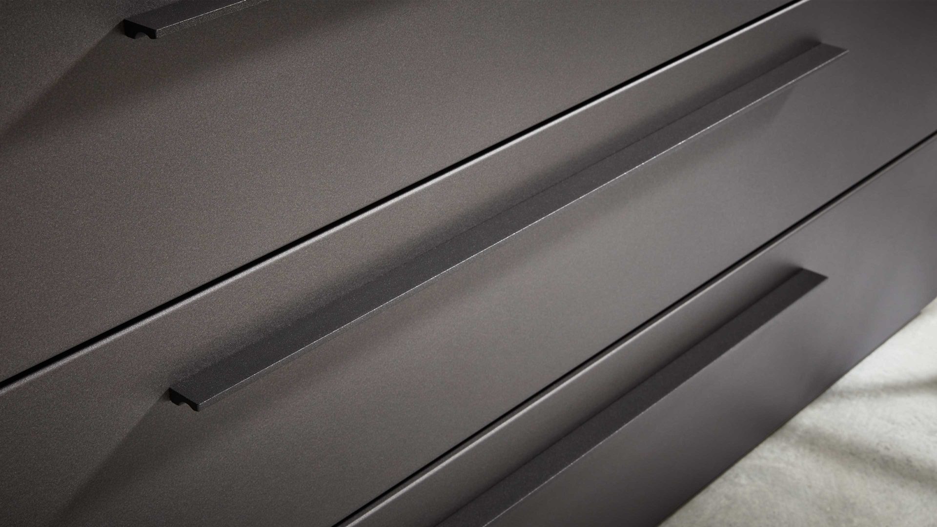 Schubladenkommode Interliving aus Holz in Dunkelgrau Interliving Schlafzimmer Serie 1025 – Schubladenkommode Graphit &amp; Balkeneiche gehackt - vier Schubladen