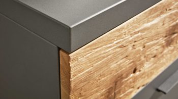 Schubladenkommode Interliving aus Holz in Dunkelgrau Interliving Schlafzimmer Serie 1025 – Schubladenkommode Graphit &amp; Balkeneiche gehackt - vier Schubladen