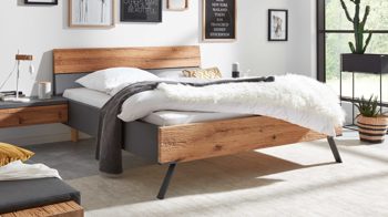 Bettgestell Interliving aus Holz in Dunkelgrau Interliving Schlafzimmer Serie 1025 – Bettgestell Graphit &amp; Balkeneiche gehackt - Liegefläche ca. 180 x 200 cm