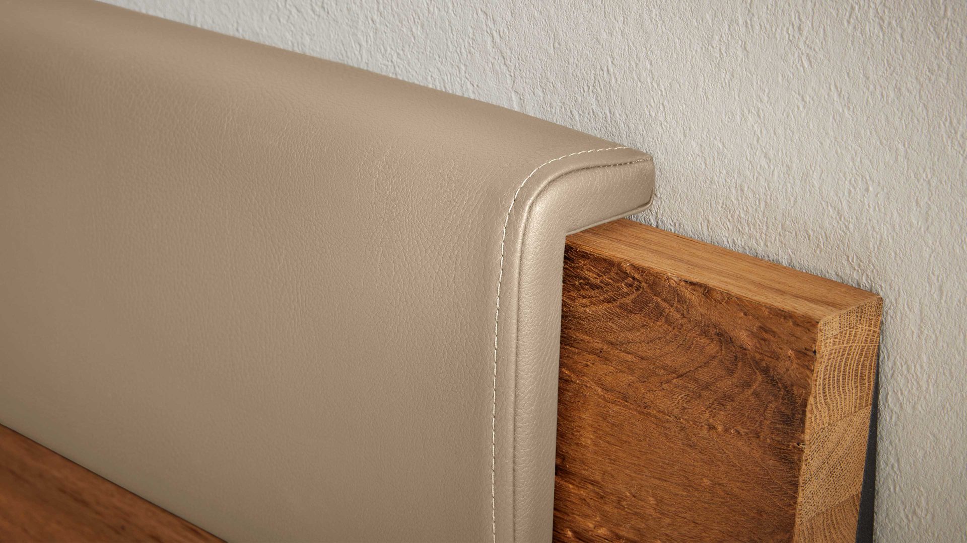 Kopfstütze Interliving aus Stoff in Beige Interliving Schlafzimmer Serie 1025 – Kopfteilpolster-Set Länge ca. 92 cm - taupefarbenes Kunstleder