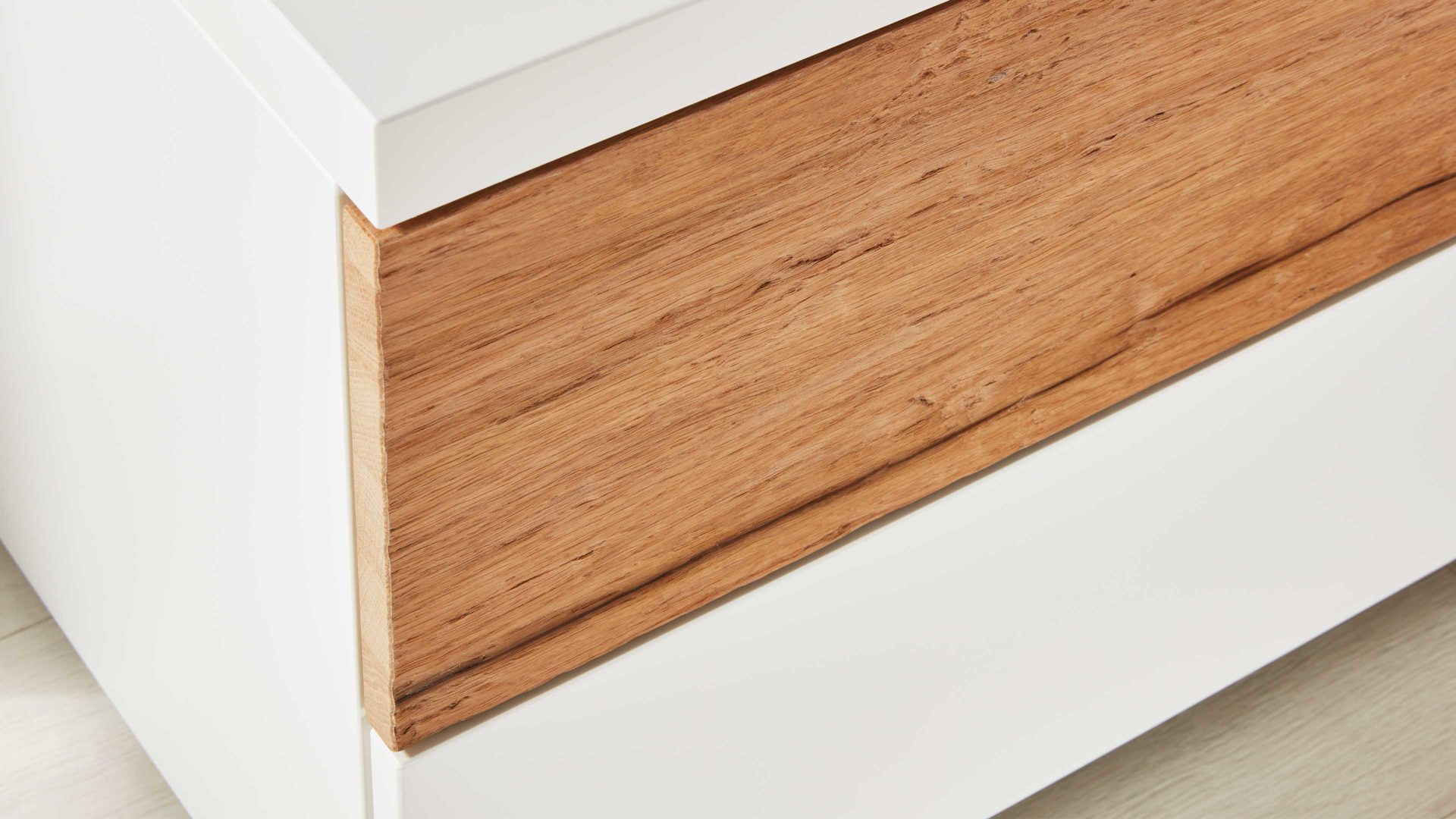 Nachtkommode Interliving aus Holz in Weiß Interliving Schlafzimmer Serie 1025 – Nachtkommode 531028 links, zwei Schubladen - Weiß & Balkeneiche gehackt
